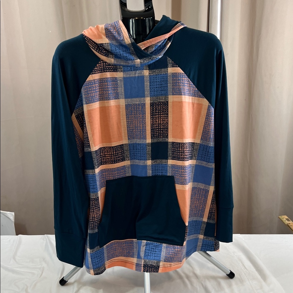 LuLaRoe Navy and Coral Geometric Top